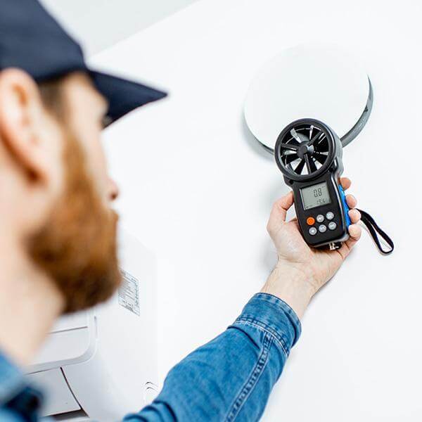 Przegląd wentylacji i kominka – pomiar przepływu powietrza. montaż kominków Toruń Precom