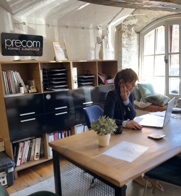 Salon Precom ąbrowskiego Pani Ewelina w trakcie pracy