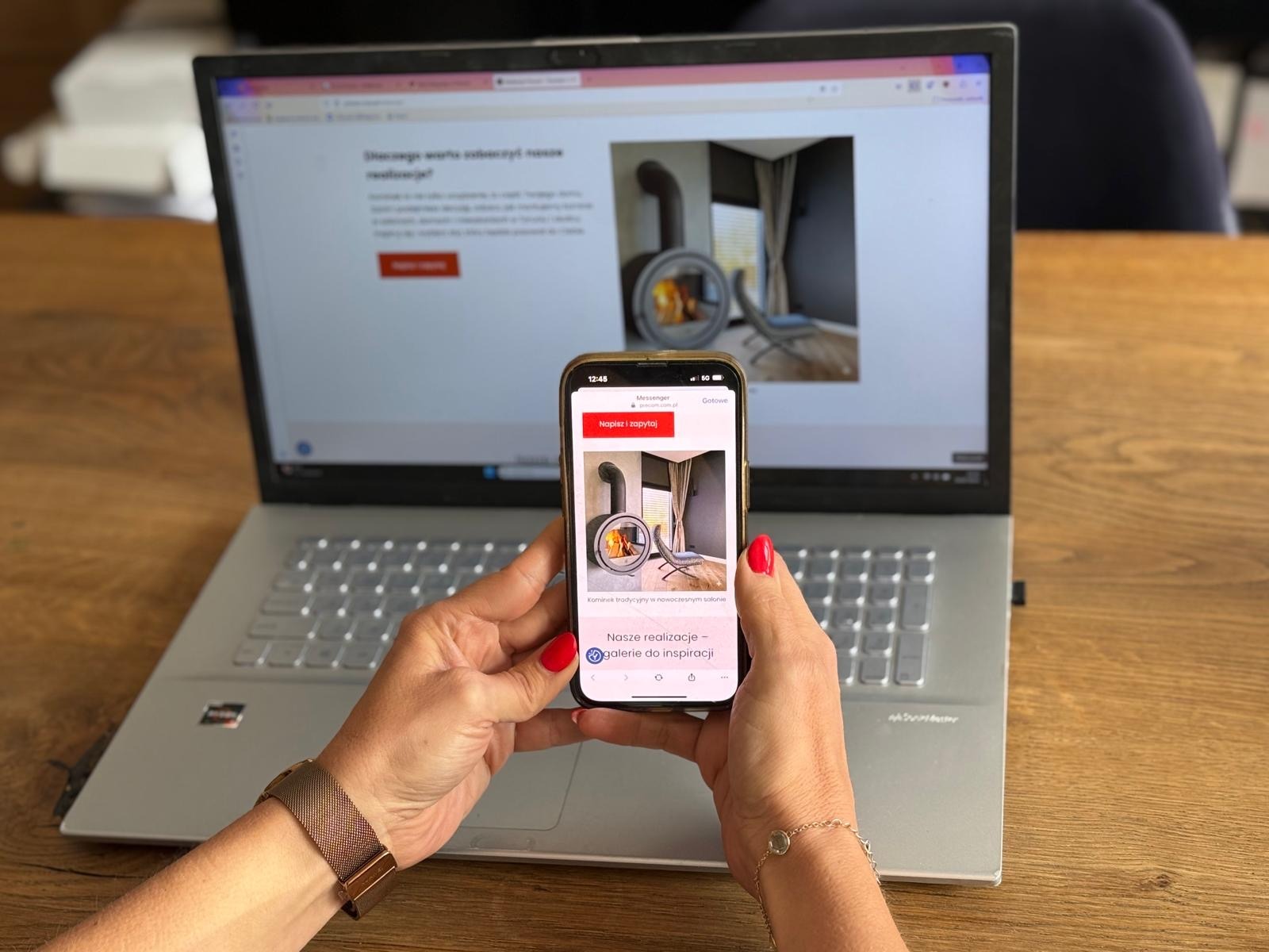 Strona Precom z realizacjami kominków wyświetlona na laptopie i smartfonie, widok responsywnej strony internetowej z galerią realizacji kominków wodnych i parowych